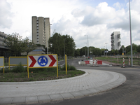 907670 Gezicht op de nieuwe rotonde in de heringerichte Talmalaan te Utrecht, ter hoogte van de Samuel van ...